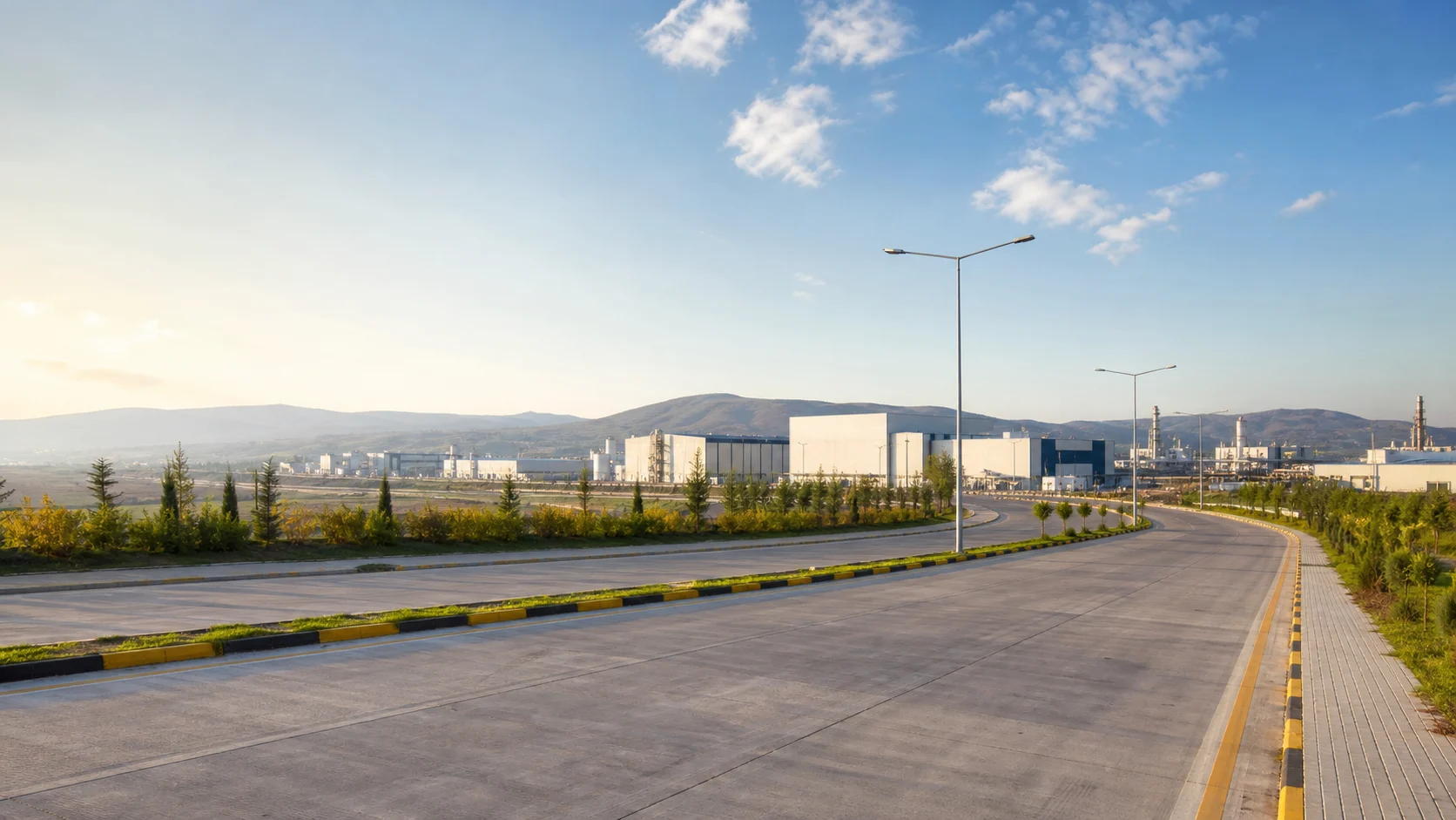 Modern organize sanayi bölgesi yolu ve üretim alanları